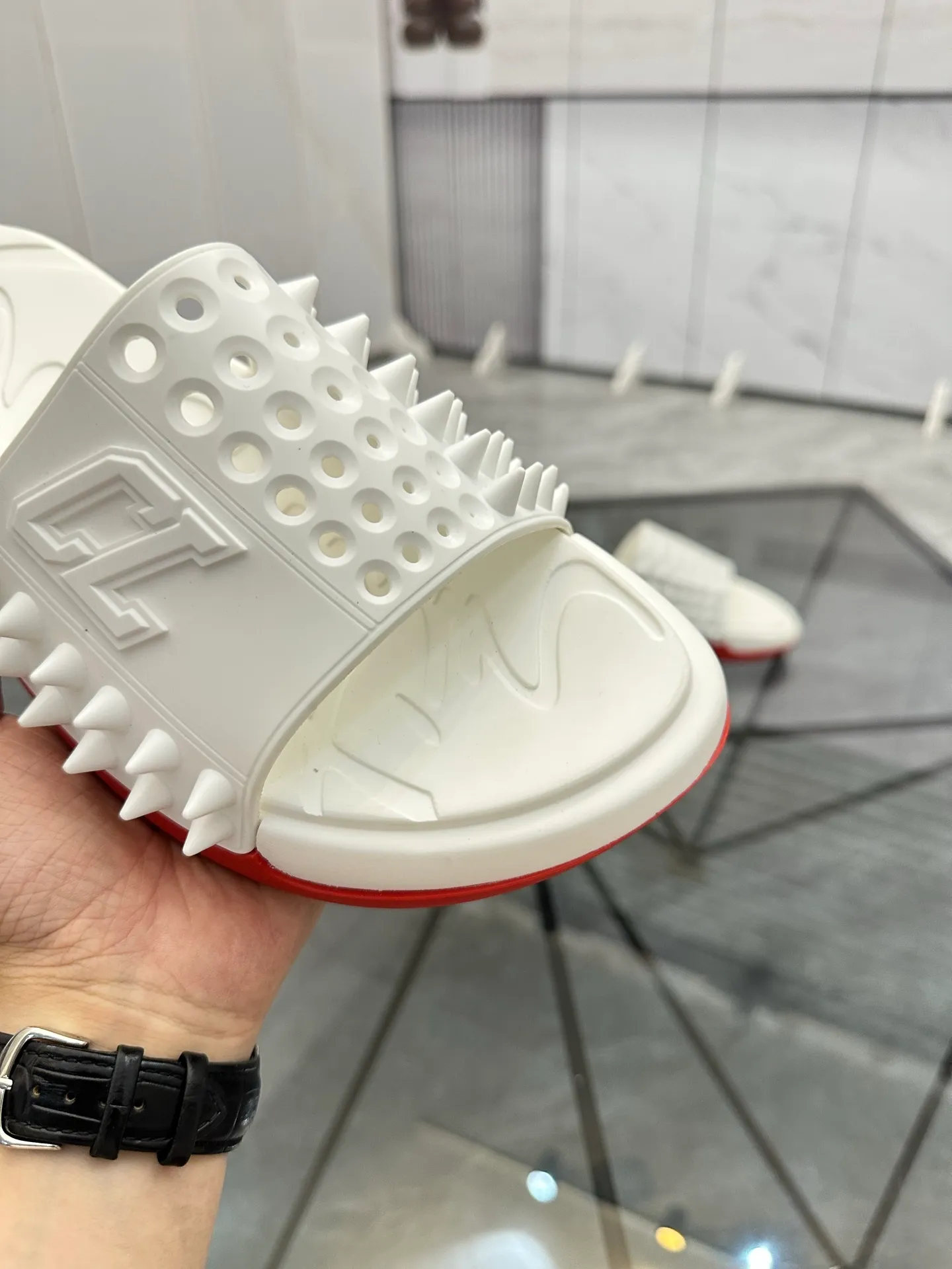 Men's shoes: 💰P300¥ Product trademark: CL red-soled shoes* "CL*" slippers Regular size: 38-44 (men's 45.46 can be customized) Product materials: imported cowhide upper, professional 5D craftsmanship, high-end rivets, sheepskin lining, original outsole. Number: 789